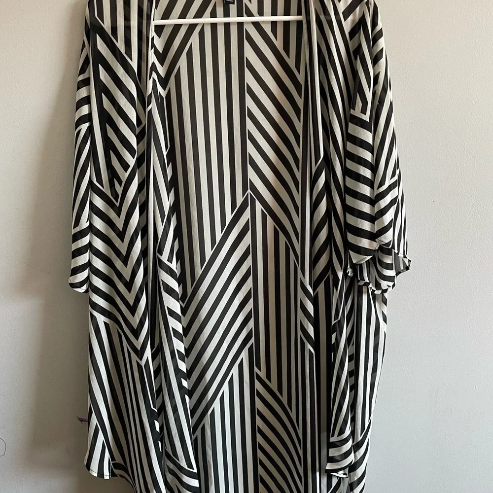 Torrid Monochrome Vertical Stripe Kimono - Picture 4 of 4